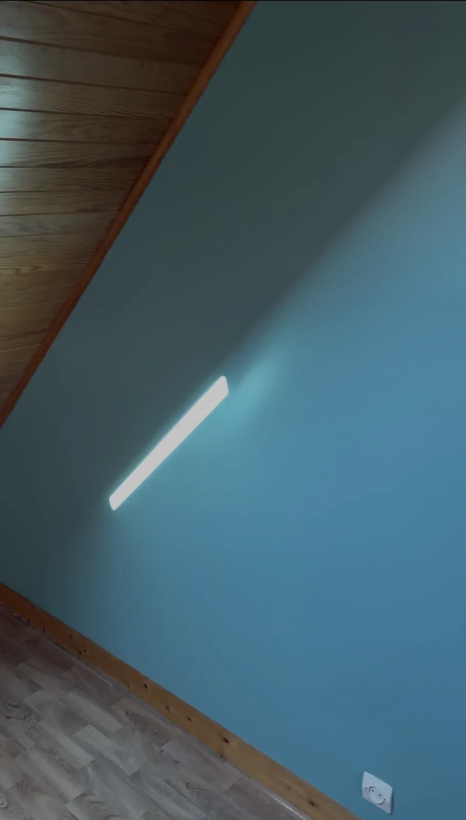 Mur repeint en bleu